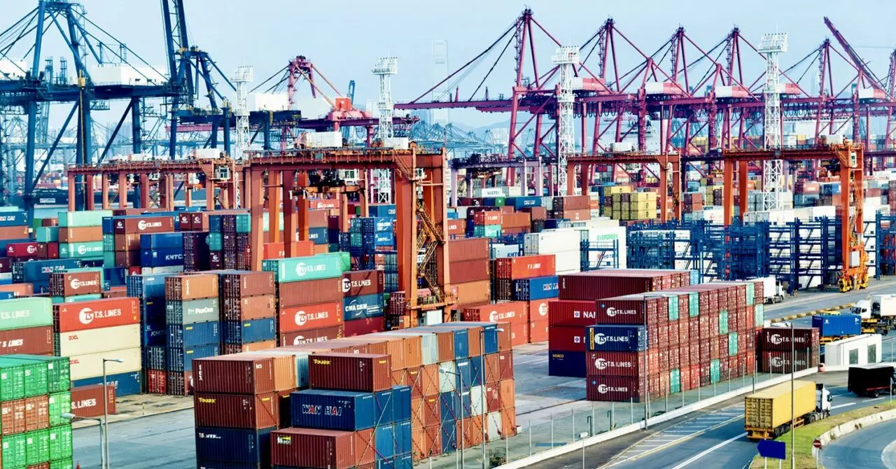 Très souvent, l’expéditeur transmet une procuration au "déclarant indépendant", qui à son tour la remet à la compagnie maritime pour qu’il effectue les formalités de pré-dédouanement pendant qu'au niveau de l'administration douanière, celui-ci va soustraiter l'agrément du commissionnaire agréé, c'est-à-dire "louer le cachet" moyennant un montant dérisoire et poser des actes au nom de ce dernier, très souvent, au mépris de la réglementation en vigueur.