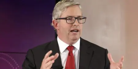 Dix ans après son entrée dans le tour de table d’Ecobank qui avait sanctionné un partenariat entamé en 2008, Nedbank amorce un changement stratégique en réduisant sa voilure en Afrique francophone. Cette annonce est la première mesure forte du «nouveau» CEO, Jason Quinn, en poste depuis 2024. «Nous finalisons une revue stratégique de notre investissement financier dans Ecobank Transnational Incorporated,» a-t-il confirmé, précisant au passage que ses échanges avec les investisseurs avaient mis en lumière «un fort soutien à une cession si celle-ci devait avoir lieu.»