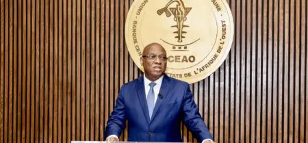 Cette décision résulte de l’analyse de l’activité économique, de l’évolution des prix et de la situation extérieure de l’Union. La croissance demeure robuste et devrait atteindre 6,4 % en 2025, après 6,3 % en 2024. Le taux d’inflation est ressorti en baisse à 2,3 % au premier trimestre 2025, après 2,9 % enregistrés trois mois plus tôt. Un meilleur approvisionnement des marchés et la détente des cours des produits importés ont notamment contribué au maintien de l’inflation en dessous de la cible de la BCEAO, fixée à 3 %.