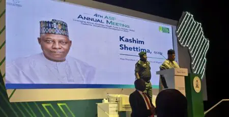 Nigeria|Abuja : Réunion de l’Africa Sovereign Investors Forum sur la mobilisation des capitaux pour une Afrique résiliente Dans une allocution lue en son nom par le Vice-président nigérian Kashim Shettima à l'ouverture de l'évènement, le Président du Nigeria, Bola Ahmed Tinubu a souligné l'importance d’une coopération régionale accrue entre les pays africains pour impulser le développement transformateur sur le continent, appelant à mettre à profit les fonds souverains pour combler le déficit d’infrastructures, renforcer la résilience au changement climatique et créer des opportunités d’emploi en faveur de la jeunesse africaine. Le chef de l'Etat nigérian a affirmé que la poursuite de la coopération régionale est essentielle pour garantir un meilleur avenir du continent, notant que les Fonds souverains devraient servir de catalyseurs de plateformes d'investissement panafricaines favorables aux projets durables et rentables.
