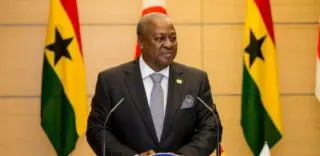 Ghana | Fitch relève la note souveraine du Ghana à « B- » Le relèvement de la note à long terme en devises du Ghana de «RD» à «B-» résulte de la normalisation de relations du pays avec une grande majorité de ses créanciers détenteurs de sa dette extérieure, explique l’agence de notation. Le Ghana a restructuré ses euro-obligations de 13,1 milliards de dollars en octobre 2024. Il reste 2,6 milliards de dollars de dette qui doivent encore être restructurés. Sur ce montant, Fitch considère que 700 millions de dollars relèvent de la dette commerciale, soit 5 % de l’encours ayant fait l’objet de la restructuration. Accra négocie actuellement avec ses créanciers commerciaux, et les analystes de Fitch Ratings estiment les chances de conclusion d’un accord très élevées.