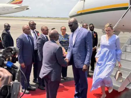 Guinée | Ce que le Général Doumbouya abordera à Abidjan A l’inverse des pouvoirs militaires à Bamako, Niamey et Ouagadougou, le président de la Transition en Guinée a choisi une stratégie fondée sur le pragmatisme. Ainsi, il entretient des relations cordiales avec tous ses voisins, dont la Côte d’Ivoire où sont réfugiés plusieurs leaders de l’opposition. Le président guinéen n’est pas non plus un partisan de la confrontation avec la Cédéao ou avec la France avec laquelle Conakry continue d’ailleurs de développer de nombreux partenariats. Le choix de la Côte d’Ivoire pour la première sortie diplomatique dans la sous-région, tranche avec la posture des autres juntes. L’entourage du Général Doumbouya a toujours affirmé que « la Guinée n’avait que des intérêts à défendre, et qu’il n’était pas dans son intérêt à se chercher des ennemis.»