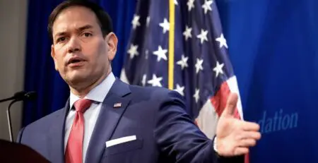 Le président Donald Trump avait annoncé début juin l'interdiction d'entrée sur le territoire aux ressortissants de douze pays, principalement en Afrique et au Moyen-Orient. Sont visés l'Afghanistan, la Birmanie, le Tchad, le Congo-Brazzaville, la Guinée équatoriale, l'Erythrée, Haïti, l'Iran, la Libye, la Somalie, le Soudan et le Yémen.