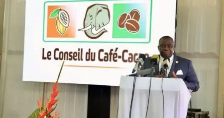 Cacao | La Côte d’Ivoire redoute une troisième campagne déficitaire en 2025/2026 En Côte d’Ivoire, premier producteur mondial de cacao, les préparatifs de la campagne 2025/2026 s’annoncent sous tension. Selon des informations rapportées par Reuters le 5 juin, les acteurs du secteur redoutent une nouvelle campagne déficitaire, à l’image des deux précédentes. «Nous pensions que la mauvaise récolte de 2023/24 était un cas isolé, mais nous constatons que c’est à nouveau le cas cette année, et nous observons déjà les mêmes signes pour 2025/26,» a confié à l’agence un responsable d’une société exportatrice basée à San Pedro, sous couvert d’anonymat.