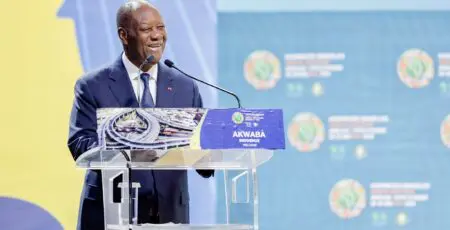 Ce bond en avant place Abidjan au-dessus de la moyenne régionale. Établie à 0,568, elle s’appuie sur des avancées simultanées dans les secteurs de la santé, de l’éducation et des revenus. Résultat de politiques publiques volontaristes, cette progression reflète une dynamique soutenue depuis une décennie.