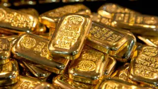 En 2024, les Émirats arabes unis (EAU) ont importé 1’392 tonnes d’or, pour une valeur estimée à 105,4 milliards de dollars, se hissant au deuxième rang mondial des importateurs derrière la Suisse. Parmi ces volumes, 748 tonnes proviennent du continent africain — une hausse de 18 % en un an — confirmant la position d’Abou Dhabi et Dubaï comme plaques tournantes du commerce aurifère africain.