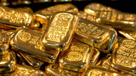 En 2024, les Émirats arabes unis (EAU) ont importé 1’392 tonnes d’or, pour une valeur estimée à 105,4 milliards de dollars, se hissant au deuxième rang mondial des importateurs derrière la Suisse. Parmi ces volumes, 748 tonnes proviennent du continent africain — une hausse de 18 % en un an — confirmant la position d’Abou Dhabi et Dubaï comme plaques tournantes du commerce aurifère africain.