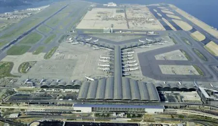 Selon les résultats préliminaires publiés par Airports Council International (ACI), les volumes de fret traités par les aéroports sont repartis à la hausse en 2024, après un décrochage de 3,1% un an plus tôt. Au total, les plateformes aéroportuaires ont traité un peu plus de 124 millions de tonnes de fret l’an dernier, un chiffre en croissance de 8,4%. Selon le Conseil international des aéroports, le fret aérien a été stimulé par la forte demande émanant de l’e-commerce et par les perturbations du transport maritime en mer Rouge, qui ont conduit certains chargeurs à se reporter sur le transport aérien ou à combiner la mer et l’air.