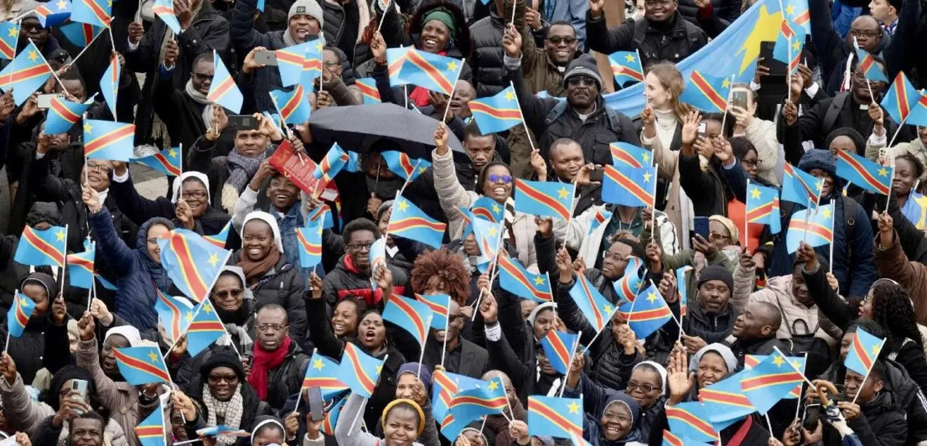 Jeunesse congolaise regardant vers l'avenir