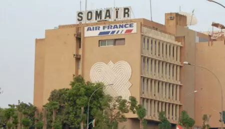 Cette décision est une escalade du conflit entre les militaires au pouvoir à Niamey et le groupe français suite à la dégradation des relations entre la France et le Niger après un coup d'Etat militaire en juillet 2023. Le communiqué publié par la junte au pouvoir énumère une série de griefs, entre autres, l’expiration du dernier accord minier en décembre 2023.