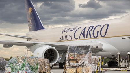 Sur les quelque 1200 compagnies aériennes régulières, seules une petite centaine d’entre elles utilisent les facilités dont elles pourraient largement trouver avantage. Cela couvre bien entendu tous les aspects opérationnels, par exemple une pièce de rechange étiquetée AOG (Aircraft On the Ground) en clair un dépannage pour un appareil immobilisé, aura la priorité absolue sur toutes les soutes cargo. Voilà un des aspects, mais les facilités s’exercent également dans la distribution du transport aérien. Or celles-ci sont très souvent peu connues des compagnies petites ou moyennes qui constituent la grande majorité des acteurs, même si elles ne représentent qu’un peu plus de 25% des 1.000 milliards du chiffre d’affaires qui sera très probablement atteint cette année.