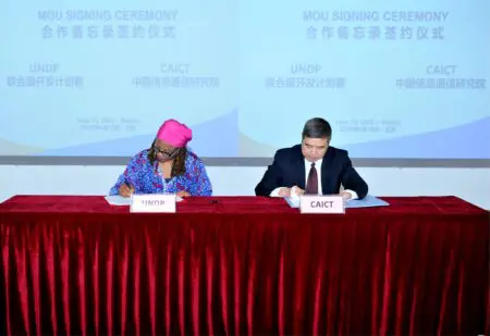 Signé en marge de la 4e Exposition économique et commerciale Chine-Afrique, ce protocole d'accord reflète un engagement commun en faveur d'un développement numérique inclusif, résilient et durable en Afrique. «Ce partenariat avec la CAICT constitue une étape décisive vers la réalisation de l'avenir numérique de l'Afrique,» a déclaré Ahunna Eziakonwa, Secrétaire générale adjointe des Nations Unies et Directrice du Bureau régional du PNUD pour l'Afrique. «En combinant l'expertise du PNUD en matière de développement avec le leadership technologique de la CAICT, nous posons les bases d'une transformation numérique centrée sur l'humain, conforme aux Objectifs de développement durable.»