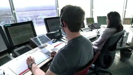 Le résultat a été dévastateur : rien qu’en France 933 vols ont été annulés le jeudi et 1.125 le vendredi soit entre 25% du trafic sur les plateformes parisiennes jusqu’à 50% dans les aéroports du sud comme Nice, par exemple. Cerise sur le gâteau, tous les vols de l’aviation d’affaires ont été annulés. Si on prend une moyenne de 150 passagers par vol, les 2.058 annulations ont impacté un peu plus de 300.000 passagers sans compter les retards et les clients des vols privés. Et sans compter non plus les quelque 1.500 vols européens contraints à l’annulation car dans l’impossibilité de survoler le territoire français par lequel transite une forte proportion de vols du continent.