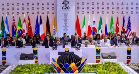 La question de l'indépendance de la banque centrale a pesé lourdement sur la réunion après les réprimandes répétées de Donald Trump à l'encontre du président de la Réserve fédérale américaine Jerome Powell, pour ne pas avoir réduit les taux d'intérêt, attaques qui ont secoué les marchés financiers.