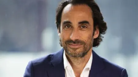 L’ambition de ce quinquagénaire, pur produit de la maison est : «que PwC, fidèle à sa mission d’être utile à ses clients, les accompagne dans leurs grandes transitions nécessaires dans un monde imprévisible. D’ici 2030, il vise un gain de parts de marché dans les services professionnels de plus de 20% pour PwC France et Maghreb,» indique un communiqué du réseau.