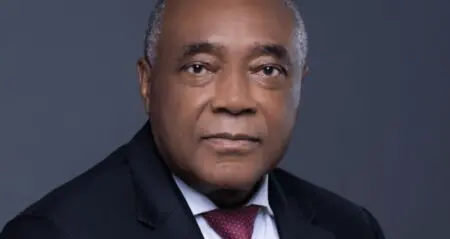 Pour lui succéder, Emmanuel Ikazoboh, ancien président de Deloitte pour l’Afrique de l’Ouest et centrale, prend les rênes du cimentier, l’un des piliers historiques du groupe Dangote. Ce changement de gouvernance intervient quelques semaines seulement après le retrait de l’homme d’affaires de la présidence de Dangote Sugar Refinery, en juin.