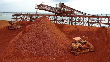 Accra ne dit pas s’il compte indemniser l’entreprise dont le contrat a été annulé. Parmi les partenaires pressentis pour prendre le relais, figurent Emirates Global Aluminium (EGA), - un groupe auquel les autorités guinéennes reprochent de ne pas avoir rempli son cahier des charges ou une multinationale chinoise. Le groupe émirati, qui a perdu sa licence minière en Guinée en raison de retards dans la construction d'une raffinerie, a signé en juin dernier un protocole d'accord avec le partenaire de Rocksure International pour explorer les opportunités au Ghana.
