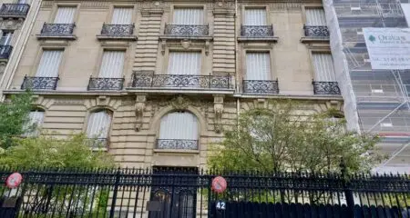 Au cœur du différend : un somptueux hôtel particulier situé au 42 avenue Foch, à Paris, confisqué par la justice française dans le cadre de l’affaire dite des «biens mal acquis,» du nom d’une loi du pays visant l’acquisition de patrimoine par des dirigeants étrangers et leur proches au moyen de ressources frauduleuses.