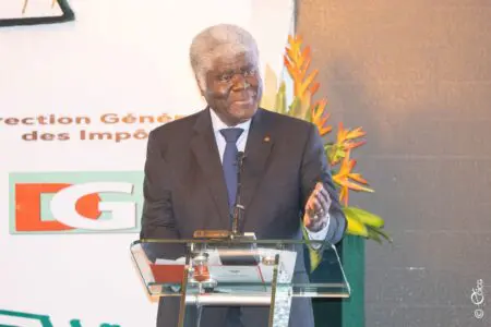 Côte d’Ivoire | La facture électronique resserre l’étau sur la fraude à l’impôt «La facture normalisée électronique vient renforcer l’écosystème des instruments de lutte contre la déperdition des recettes publiques, tout en apportant une réponse ferme aux comportements délictueux,» a affirmé le chef du gouvernement dans le communiqué de la Primature. Il relève à juste titre, que lorsque le système fiscal est perçu comme injuste, avec certaines personnes ou entreprises qui échappent à l’impôt pendant que d’autres paient leur part, cela affaiblit la capacité de l’Etat à mobiliser les ressources nécessaires à la fourniture de services publics.