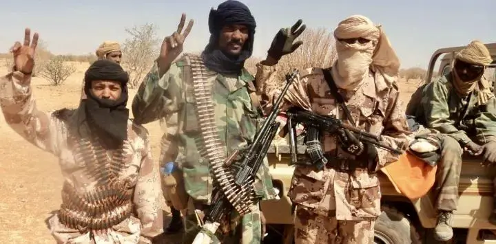 Sahel | Embuscades, mines, enlèvements : les routes de la peur Surnommée la "route du poisson," pour son rôle dans l'acheminement du poisson au Burkina, elle a vu des véhicules civils et militaires frappés par des mines artisanales, des embuscades contre l'armée et des civils enlevés.