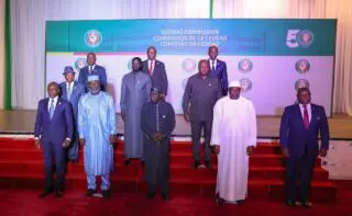 Prenant la parole dès l’ouverture du forum, Patrice Talon a proposé une méthode fondée sur des coopérations ciblées entre États, en dehors des logiques institutionnelles rigides. Il a cité comme projet phare un accord en cours de finalisation entre le Bénin et le Nigeria, qui prévoit notamment l’harmonisation des systèmes douaniers, la suppression des entraves physiques et logistiques aux frontières, et l’intégration des plateformes administratives numériques des deux pays. Le volet énergétique prévoit par ailleurs un renforcement des interconnexions pour fluidifier les échanges en électricité, notamment à travers la réhabilitation du réseau d’interconnexion Parakou-Katsina.