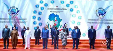 Inégalités| En Afrique, quatre milliardaires sont plus riches que la moitié du continent (Oxfam) Plus d'un tiers de la population du continent vit en-dessous du seuil d'extrême pauvreté, soit 460 millions de personnes, selon la Banque mondiale, et le nombre de personnes pauvres continue d'augmenter. "Quatre des milliardaires les plus riches d'Afrique détiennent aujourd'hui une fortune de 57,4 milliards de dollars, soit plus que la richesse combinée de 750 millions de personnes, c'est-à-dire la moitié de la population du continent," explique Oxfam.