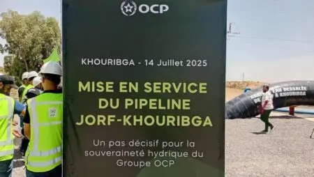 Maroc | Eau potable déssalée : OCP met en service le pipeline Jorf Lasfar-Khouribga Long de 200 kilomètres, ce pipeline, baptisé J2K, permet d’acheminer de l’eau dessalée depuis la côte atlantique jusqu’au cœur du bassin phosphatier. Il s’agit de la première infrastructure de ce type au Maroc, et l’une des plus ambitieuses d’Afrique, capable de transférer jusqu’à 80 millions de mètres cubes d’eau par an.
