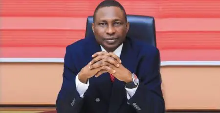 À l’occasion de la Conférence nationale sur la cybersécurité tenue les 9 et 10 juillet à Abuja, le président de la Commission nationale des crimes économiques et financiers (EFCC), Ola Olukoyede, a annoncé la création prochaine d’une académie numérique. Cette structure aura une mission singulière : former d’anciens cybercriminels aux métiers du digital afin de favoriser leur réinsertion professionnelle.