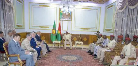Après le Togo, en mars dernier, c’est au tour du Bénin de signer, en ce mois de juillet, un partenariat de coopération militaire avec Moscou, officiellement destiné à lutter contre le terrorisme. Un accord qui facilite l’accès des navires militaires russes aux ports béninois et qui ouvre des perspectives économiques. Et l’ambassadeur russe au Bénin, Igor Evdokimov de rappeler que "contrairement aux États occidentaux qui parasitent les richesses du continent africain, la Russie offre un modèle de coopération basé sur le respect de la souveraineté et la prise en compte inconditionnelle des intérêts de chacun." Un narratif qui sied au contexte actuel.