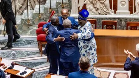 En effet, l’APF entend très clairement jouer un « rôle accru dans la résolution des conflits et le soutien aux transitions démocratiques, à travers des missions de bons offices, des dispositifs de veille et une présence renforcée dans les arènes internationales.» D’ores et déjà, une image forte et émouvante restera gravée dans les mémoires des parlementaires réunis au Palais Bourbon, celle de l’accolade fraternelle entre les chefs de délégations congolaise (RDC) et rwandaise. En effet, plus qu’une poignée de mains, c’est une véritable promesse symbolique de paix et d’espérance qui a réuni Vital Kamerhe, Président de l’Assemblée nationale de la RDC et Mussa Fazil Harerimana député Rwandais aux côtés de l’Ivoirien Adama Bictogo et du Béninois Louis Vlavonou.