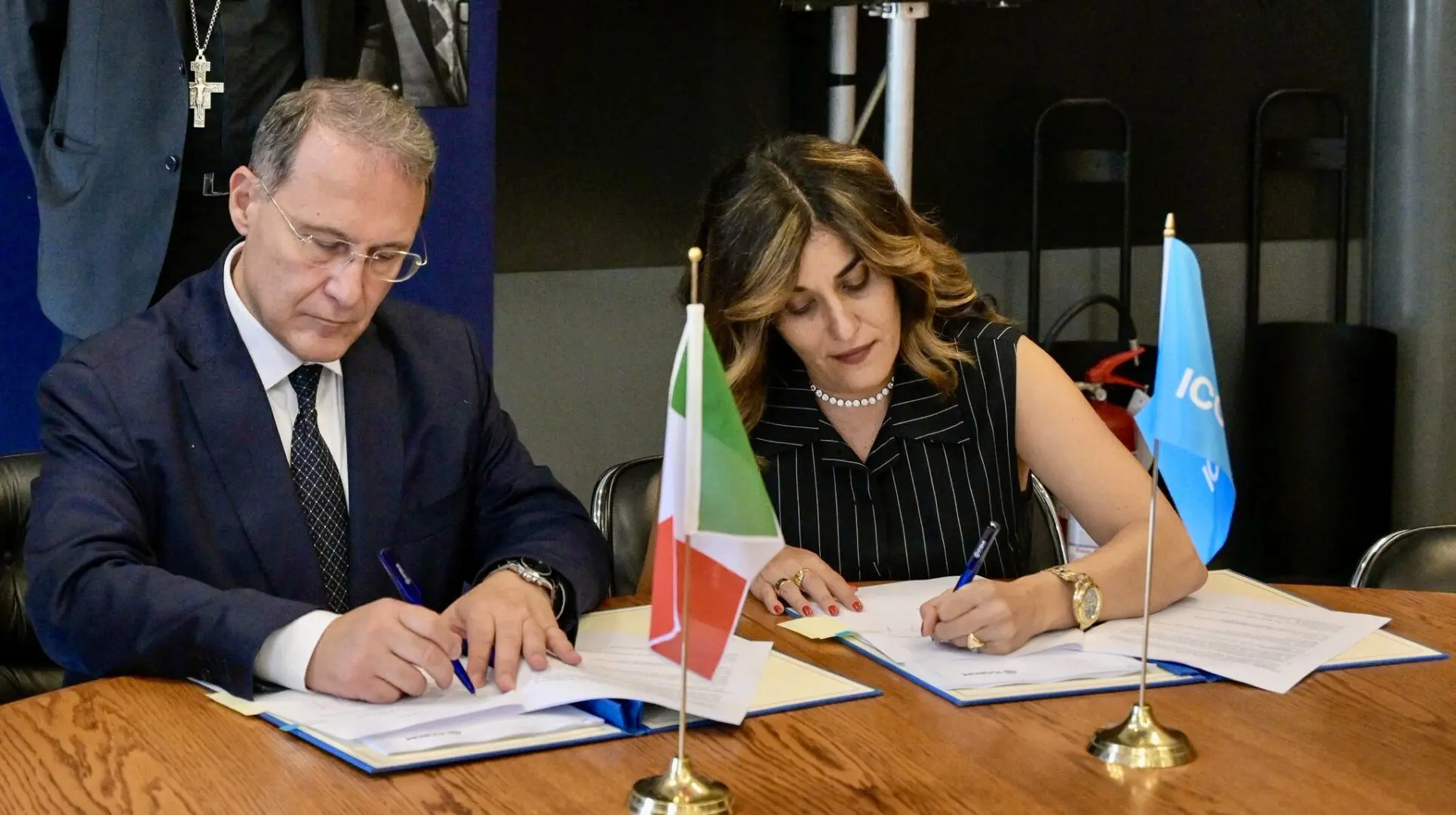 Bénéficiant d'une généreuse subvention de 6 millions d'euros du gouvernement italien, par l'intermédiaire de la Direction générale de la coopération au développement du ministère italien des Affaires étrangères et de la Coopération internationale, ce programme triennal vise à doter une nouvelle génération d'artisans africains des compétences et des connaissances nécessaires pour promouvoir et préserver le patrimoine riche et diversifié du continent et créer des opportunités socio-économiques dans ce domaine.