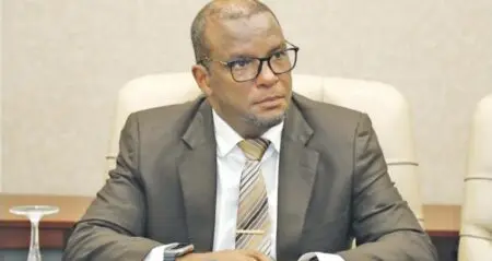 Angola | Lancement d’une Académie d’aéronautique pour former les futurs talents de l’aviation L’Angola franchit un pas décisif dans la structuration de son secteur aérien. Le Secrétaire d'État à l'Aviation civile, aux secteurs maritime et portuaire, Rui Carreira, a officialisé le 21 juillet 2025 la construction prochaine d’une Académie d’aéronautique. L’annonce a été faite en marge d’une table ronde à Luanda consacrée au rôle des aéroports dans l’économie nationale et à leur rentabilité, alors que le secteur souffre encore d’un faible trafic passager.