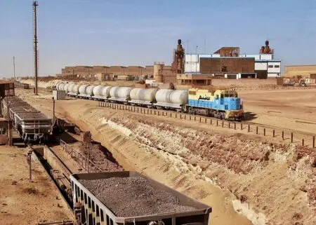 L’entreprise qui exploite le fer de la Kédia d’Idjil, montagne située au nord de la Mauritanie, dans la région du Tiris Zemmour, bien avant l’indépendance du pays, quand elle portait encore le nom de MIFERMA (Mines de fer de Mauritanie), se trouve aujourd’hui à la croisée des chemins.