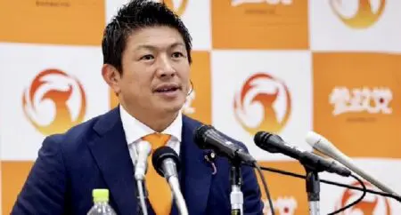 Ce parti ouvertement raciste et xénophobe a remporté 14 sièges, s'ajoutant à l'unique député obtenu en 2022 à la Chambre des représentants, qui en compte 248 députés. A la Chambre basse (ndlr : l’équivalent du sénat), il dispose de trois sièges. L'expression « Le Japonais d'abord » visait à exprimer la reconstruction des moyens de subsistance des Japonais en résistant au mondialisme, explique Sohei Kaimiya, 47 ans, leader du parti d’’extrême droite japonais. « Je ne dis pas qu'il faille interdire complètement l'entrée des étrangers au Japon, ni que tous les étrangers doivent quitter le pays,» a-t-il déclaré dans une interview à la chaîne locale Nippon Television juste après la publication des résultats du scrutin.