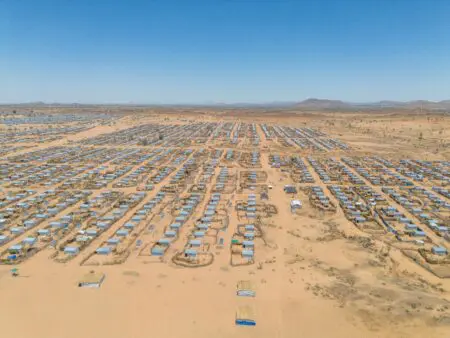 Tchad | Crise humanitaire : Swissaid au secours des réfugiés venant du Soudan Plus de 4 millions de la population soudanaise ont quitté leur pays depuis le début de la guerre en 2023. Pays voisin, le Tchad accueille aujourd’hui plus de 1,2 million de réfugiés. La situation est particulièrement critique à une quarantaine de kilomètres de la frontière soudanaise dans la région de Farchana, à l’est du Tchad, où se trouvent plusieurs camps. «Epuisé-e-s, en mauvaise santé, traumatisé-e-s, les réfugié-e-s, en grande majorité des femmes et des enfants, y affluent en masse.