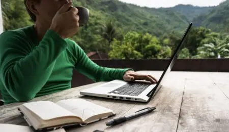 Quelques pays du continent avaient commencé à structurer leur offre pour les travailleurs nomades depuis la pandémie du Covid-19 qui avait été le détonateur de ce phénomène. En 2020 déjà, l’île Maurice avait institué un visa Premium ouvert aux ressortissants de 114 pays. Le visa est gratuit et valide pour un an renouvelable. Pour l'obtenir, le demandeur doit prouver que son activité principale et/ou la source de ses revenus se situent en dehors de l'île, afin de ne pas intégrer le marché du travail local. Il doit justifier d’un revenu mensuel d’au moins 1500 dollars.