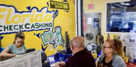 Initialement proposée à 3,5 %, la mesure a finalement été ramenée à 1%, dans le cadre d’un compromis visant à financer des dépenses fédérales liées à l’immigration et à la sécurité intérieure.