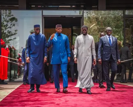 Standard & Poor’s justifie sa décision par la détérioration de la situation budgétaire du Sénégal en face de la montée des besoins de financement. Les perspectives négatives reflètent l’évaluation des analystes de l’agence de notation selon laquelle les indicateurs révisés de la dette publique, associés à des besoins de financement bien plus élevés en 2025 par rapport aux prévisions initiales et aux échéances du service de la dette pour 2026, accroissant la pression financière sur le Trésor.