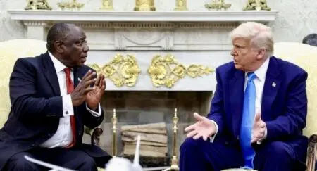 L’Afrique du Sud tente de négocier un accord commercial avec les Etats-Unis depuis mai dernier, mais aucun compromis n’a encore été trouvé jusqu’à présent. Les observateurs soulignent que les chances sont minces de parvenir à un deal entre les deux parties. Dans un communiqué publié mardi 8 juillet 2025 par la présidence sud-africaine, le chef de l’Etat sud-africain estime que «cette mesure repose sur une interprétation particulière de la balance commerciale entre l'Afrique du Sud et les Etats-Unis,» une lecture contestée qui fait actuellement l’objet de discussions entre les équipes de négociation des deux pays.