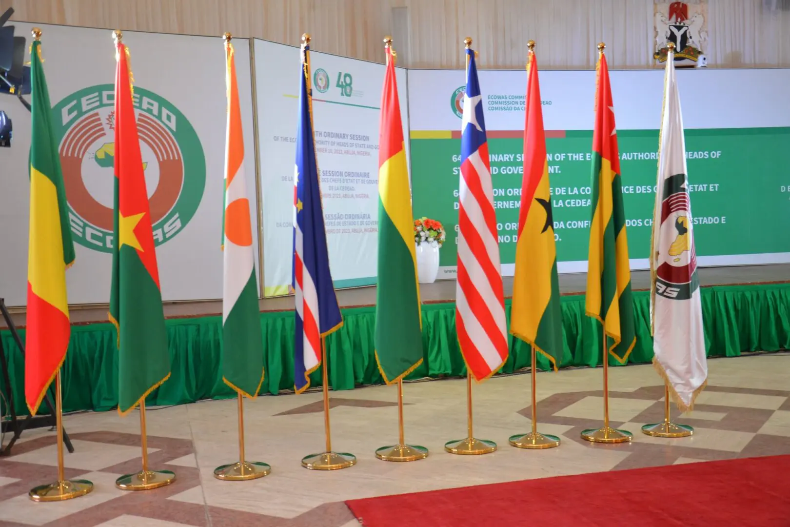 Créée en 1975, la Communauté économique des États de l’Afrique de l’Ouest regroupe aujourd’hui douze pays membres, après le retrait du Mali, du Burkina Faso et du Niger en janvier 2024. Conçue comme un espace de libre circulation des biens, des personnes et des capitaux, la CEDEAO peine à concrétiser ses ambitions initiales. Lourdement affectée par les crises politiques à répétition, la montée des défis sécuritaires et les différenciations économiques croissantes, l’organisation cherche aujourd’hui à redéfinir ses priorités. Le sommet d’Abuja, couplé à un Forum économique ouest-africain, a tenté d’apporter une réponse à cette impasse institutionnelle, notamment par la nomination d’un nouveau Président.