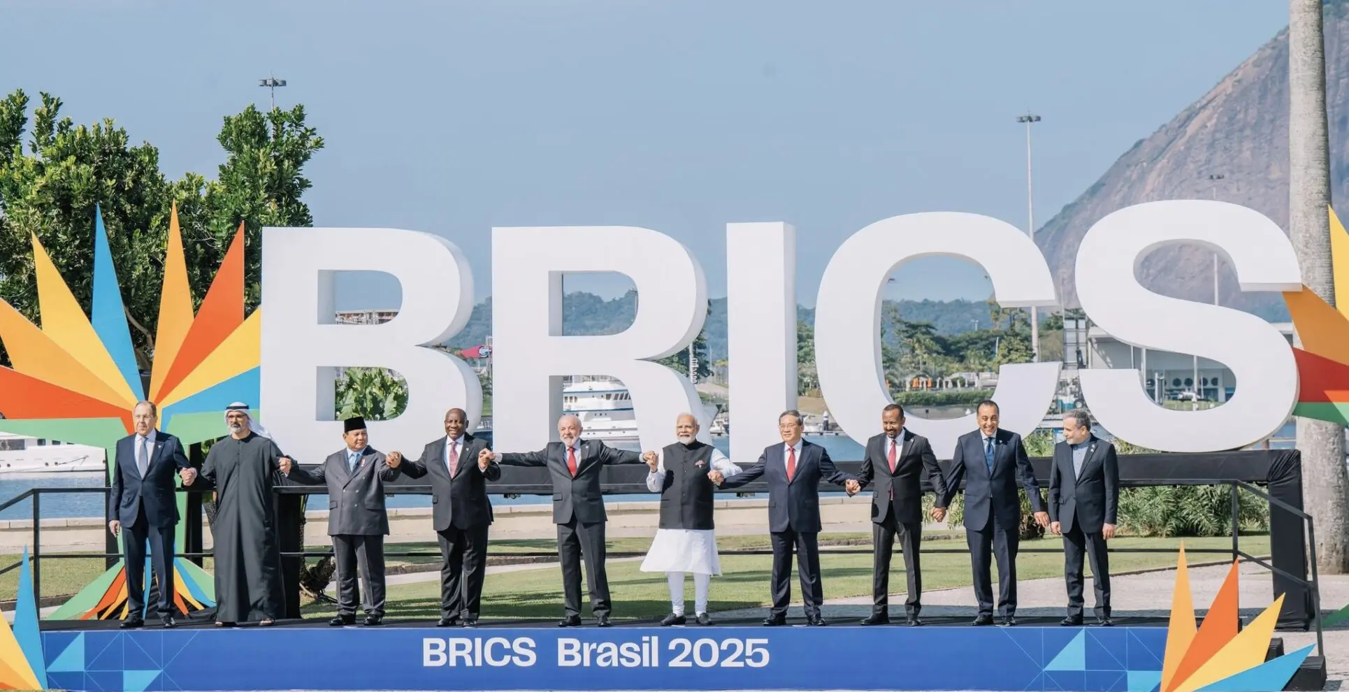 Lorsqu’en 2001, Jim O’Neill, économiste chez Goldman Sachs, forge le sigle «BRIC» pour désigner quatre économies émergentes (Brésil, Russie, Inde, Chine), il ne soupçonne probablement pas que cette catégorie d’investissement deviendra, en deux décennies, une réalité géopolitique d’ampleur planétaire. En 2010, l’Afrique du Sud intègre le groupe, puis en 2024-2025, une vague d’adhésion sans précédent transforme l’acronyme en plateforme hétérogène mais stratégiquement ambitieuse. L’élargissement aux Émirats arabes unis, à l’Iran, à l’Indonésie, à l’Égypte et à l’Éthiopie cristallise une mutation profonde : les BRICS aspirent à devenir la voix politique du Sud global.