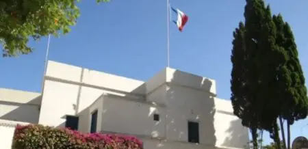 France – Algerie | Alger met fin à la gratuité de 61 biens prêtés à l’ambassade de France Le chargé d’affaires français à Alger, convoqué au ministère des Affaires étrangères, a été informé de «la décision des autorités algériennes de mettre fin à la mise à disposition, à titre gracieux, de biens immobiliers appartenant à l’État algérien au profit de l’ambassade de France en Algérie», a indiqué l’agence algérienne APS citant un communiqué du ministère.