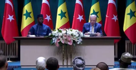 Conférence de presse | A Ankara, la Turquie et le Sénégal parlent défense et coopération sécuritaire "Aujourd'hui, nous avons discuté des mesures communes que nous pouvons prendre dans des domaines comme la sécurité, l'industrie de la défense et la lutte contre le terrorisme," a déclaré M. Erdogan lors d'une conférence de presse télévisée aux côtés du Premier ministre sénégalais Ousmane Sonko.