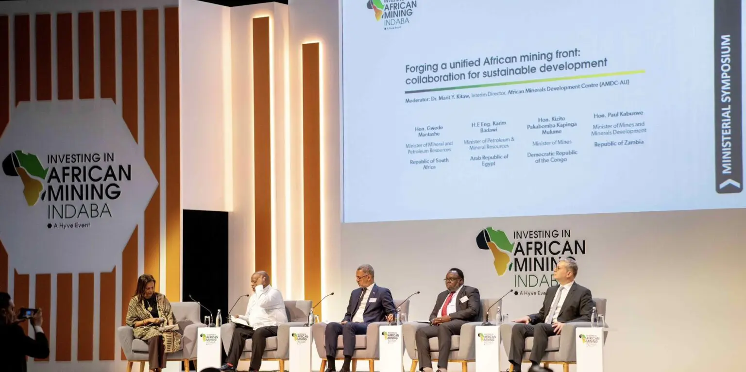 Cette dynamique est bien plus qu’un simple effet de mode protectionniste ou une forme régressive de “nationalisme des ressources.” Il s’agit d’une réponse stratégique, audacieuse et nécessaire aux défis contemporains du continent : créer des emplois locaux, développer des compétences industrielles, renforcer la souveraineté économique et réduire la dépendance aux marchés mondiaux volatils.