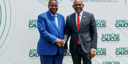 Lors d’une audience accordée à Tony Elumelu, PDG du groupe United Bank for Africa (UBA), le numéro 1 centrafricain Faustin-Archange Touadéra a plaidé pour l’implantation de la banque en République centrafricaine. Cette rencontre s’est tenue en marge du Caucus Africain 2025, événement ayant rassemblé à Bangui les ministres des Finances et gouverneurs des banques centrales du continent.