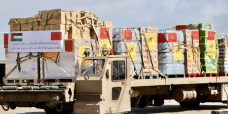 ‏Lorsque nous insistons sur la conjonction de l'action politique et des efforts diplomatiques avec le travail de terrain sur le terrain, nous pensons que les efforts doivent d'abord être axés sur l'amélioration de la vie quotidienne des Palestiniens et le soutien de leur détermination sur leur terre, sans négliger de contribuer aux initiatives internationales visant à établir une paix juste et durable dans la région ‏Extrait du Message Royal adressé au Sommet islamique extraordinaire sur Al-Qods Al-Charif Jakarta le 07/03/2016    