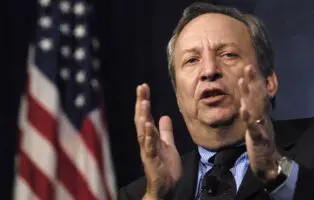 À défaut d’avoir sa tête – Jerome Powell est censé présider l’institution monétaire jusqu’en mai 2026 –, Donald Trump s’est estimé «très heureux» de la démission surprise annoncée vendredi 1er août, d’Adriana Kruger, une autre opposante à sa politique au sein de la Fed. Nommée gouverneure en 2023 par l’ancien président Joe Biden, Adriana Kruger n’a pas expliqué les raisons de son départ, apparemment pour «motifs personnels.» En apprenant la nouvelle depuis son golf du New Jersey, Donald Trump s’est réjoui de ce départ inopiné qui lui offre l’occasion de nommer un allié au sein du comité monétaire qui fixe les taux.