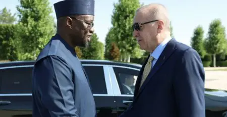 Le président turc Recep Tayyip Erdogan a accueilli jeudi 7 août le Premier ministre sénégalais Ousmane Sonko avec une cérémonie officielle au complexe présidentiel à Ankara.