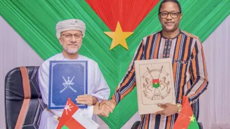 Coopération | Le Burkina Faso et Oman signent un accord d’investissement Cette signature marque le début d’un partenariat économique prometteur. Al Murshidi a souligné l’importance d’intensifier les efforts pour concrétiser rapidement les projets identifiés. Il a également exprimé la volonté de son pays de collaborer avec le Burkina Faso dans des secteurs prioritaires tels que l’agriculture, les mines et l’énergie.