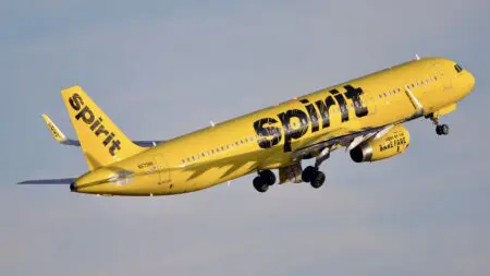 Depuis déjà pas mal de temps la différence entre les deux concepts avait tendance à s’amenuiser. Les transporteurs historiques ont adopté assez facilement le service spartiate à bord de leurs vols, surtout pour ce qui concerne les classes économiques. Ils n’ont pas encore pris l’habitude d’encaisser les prestations supplémentaires à bord, car les personnels navigants ne veulent pas manipuler l’argent, contrairement à ceux des «low-costs» dont une part non négligeable de leur rémunération provient de cette source.